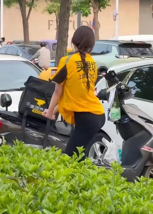 以前，这么年轻漂亮的女孩应该在饭店里面当服务员，现在外卖让诸多饭店关门，于是大量