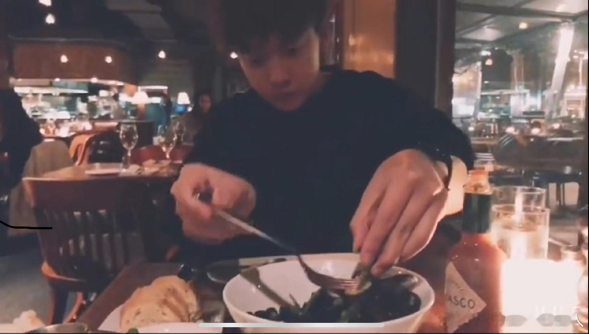 #余景天纪录片展现成长实录#余景天从当初的青涩到现在的轻松拿捏，这一路走来真的很