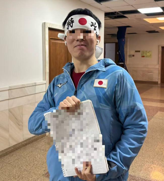 原来这家伙是铁血精日分子，小道消息中他之前还去过两次靖国公厕，看这造型哪有一点中