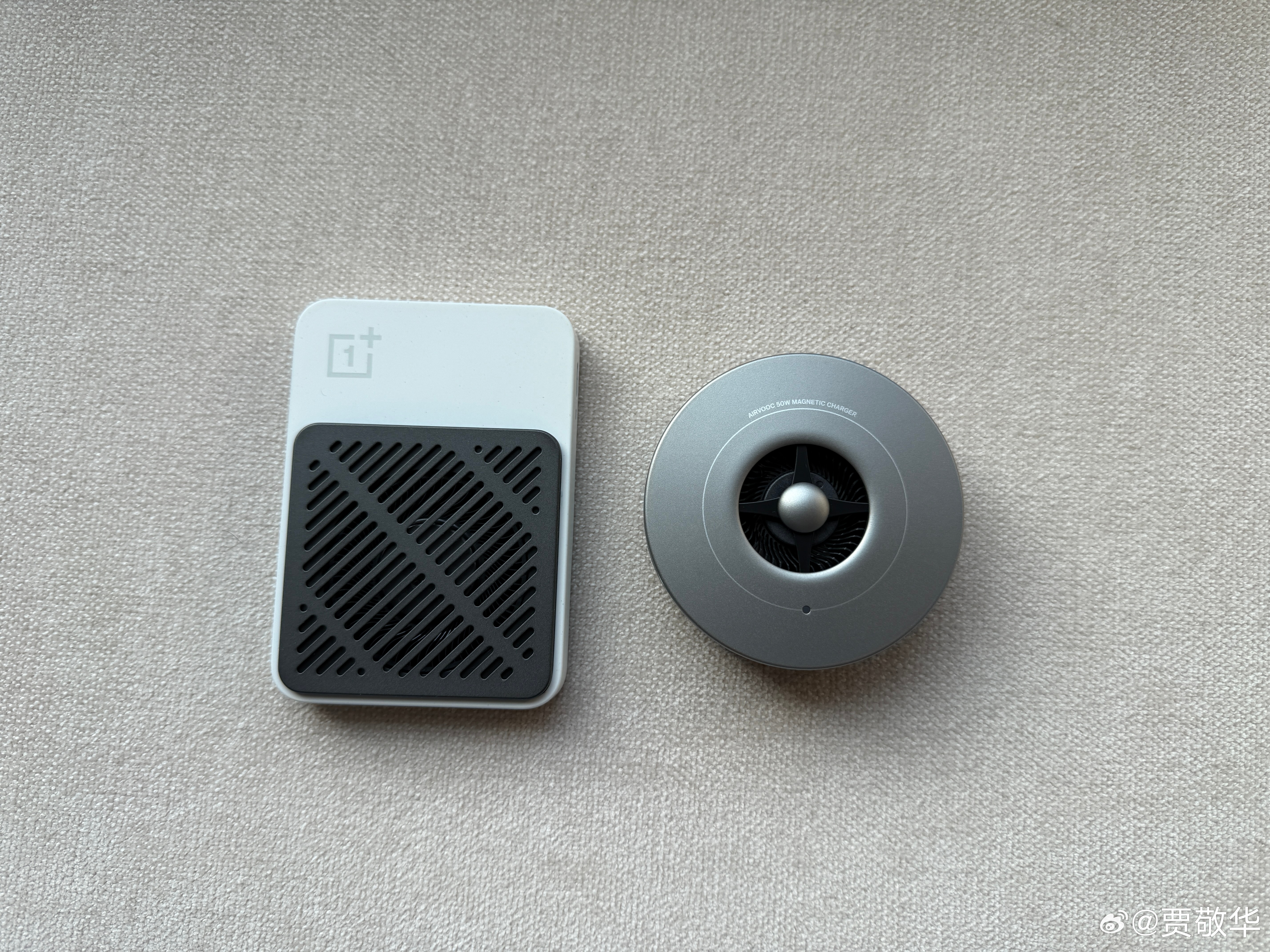 刚淘了2个散热背夹，圆款既可以散热，还支持无线充电。不过，外观上更喜欢方形那款。