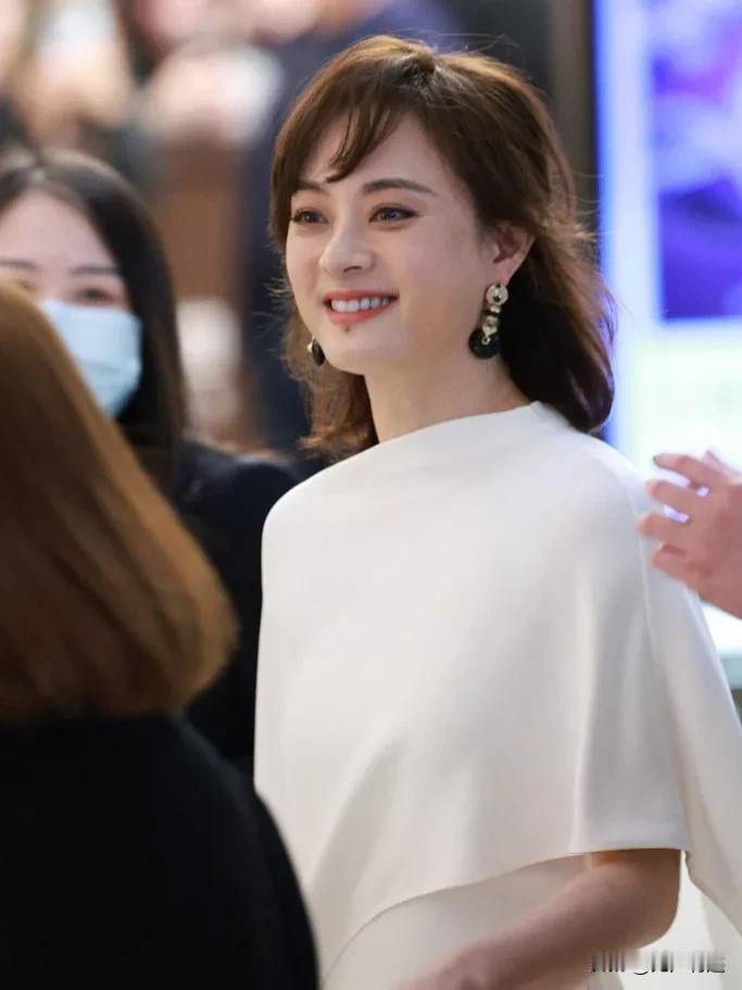 孙俪是莫不是吃了“息肌丸”？仿佛再现嬛嬛的绝世容光，娇艳动人，邓四郎一定爱极了！