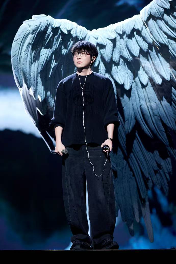 毛不易江苏卫视跨年背了一个大大的翅膀🪽毛不易的舞台造型还有创意。 