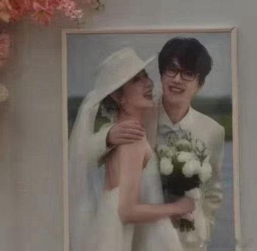 许嵩婚纱照 老一辈影楼风许嵩婚纱照有老一辈影楼风感觉了，好接地气啊😆！ ​​​