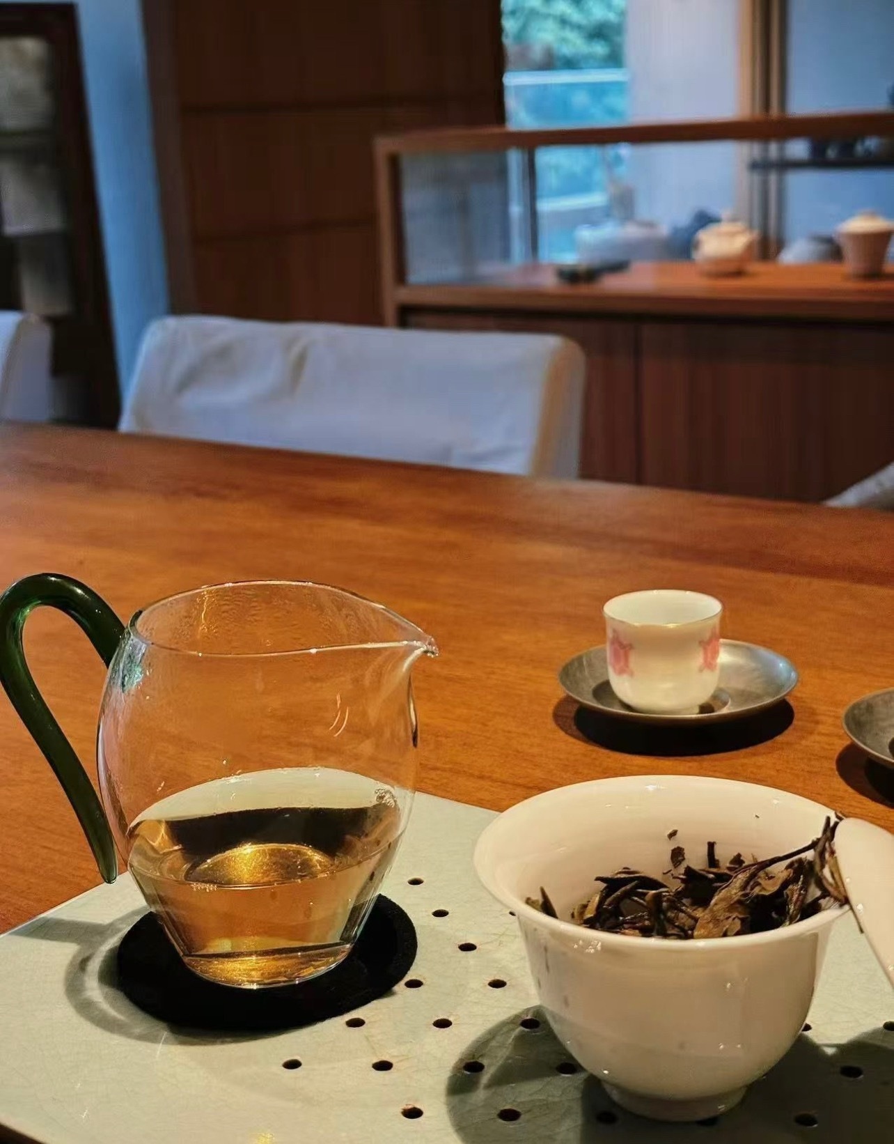 品茶赏器交友  喝茶，即是身体的保养，也是生活的滋味，茶中特有的茶氨酸，它能让身