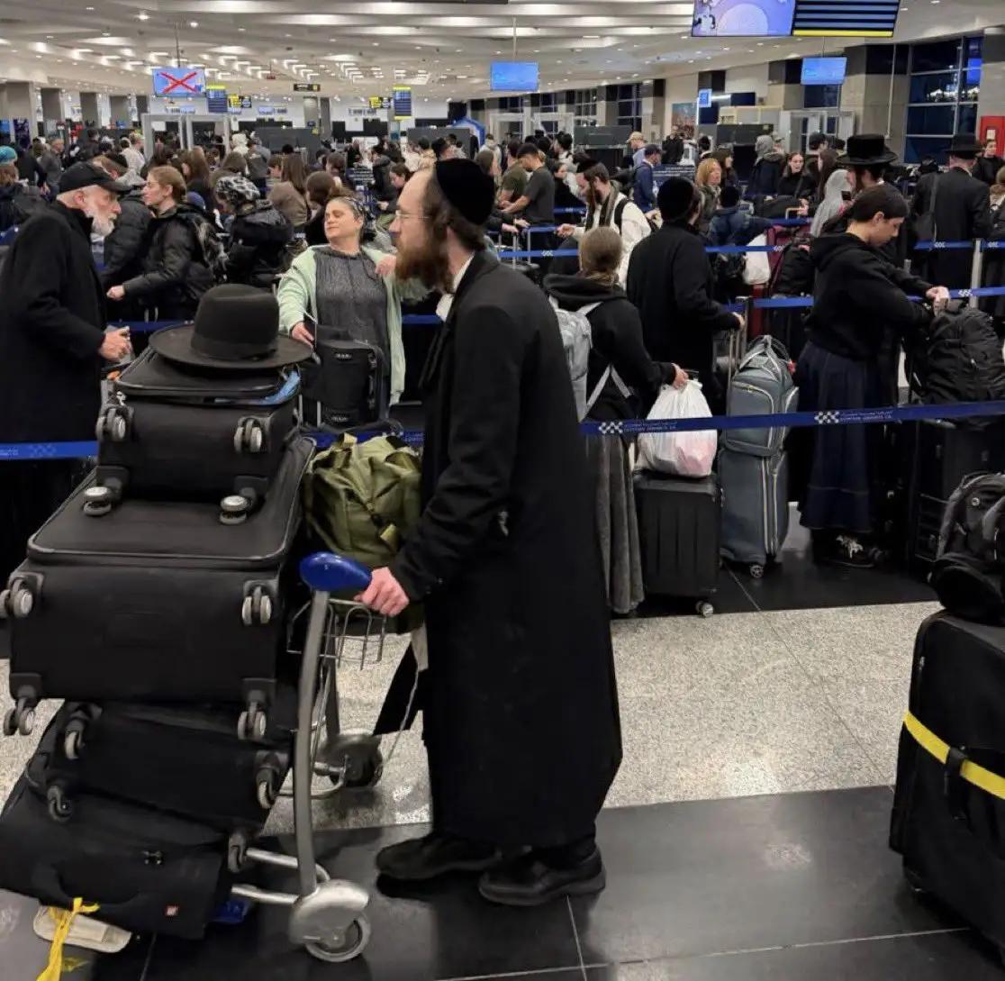 听说大量犹太人正在逃离以色列，
本古里安机场挤满了人，
国难当头，不应该报效国家