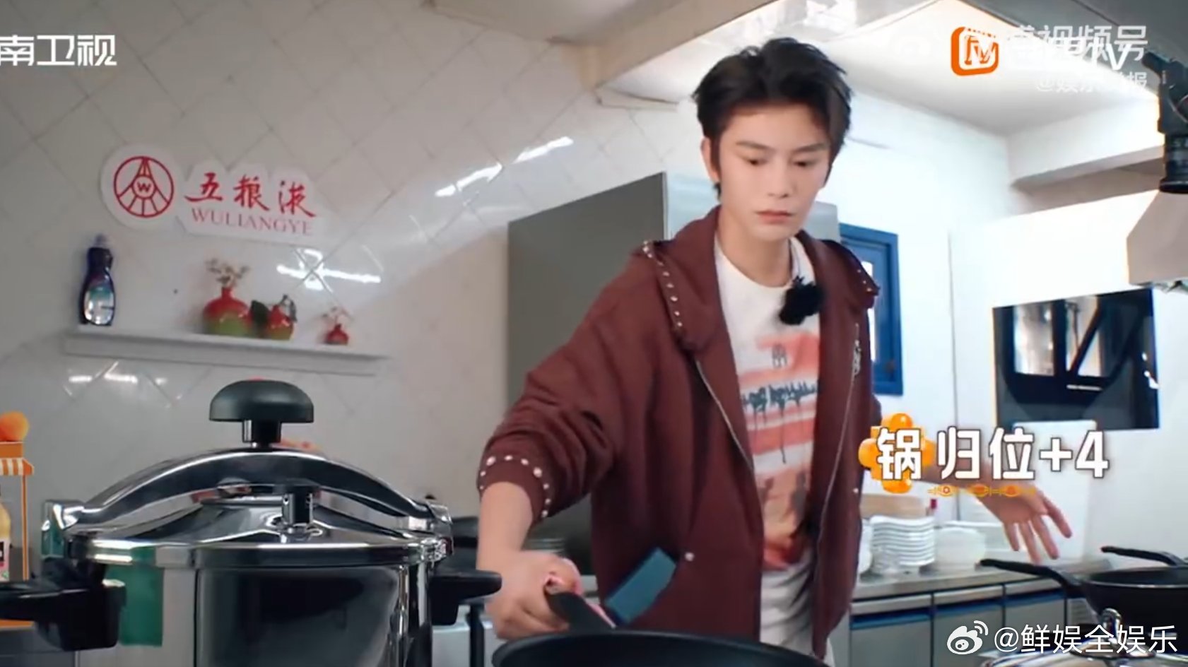 丁禹兮[超话]丁禹兮收拾厨房人夫感小丁边收拾边念叨 “这刀具得放安全区” 的碎碎