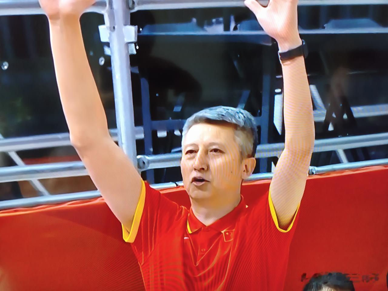 球迷们谁都清楚，如果周琦，张镇麟，曾凡博，赵继伟，赵睿组个队，肯定能赢目前的中国