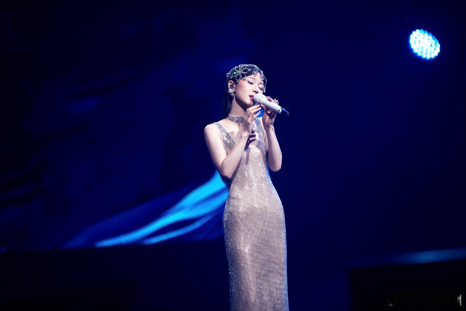 #单依纯浑身都是钻#星河滚烫，你是人间理想。单依纯以一身璀璨星河般的礼服，将舞台