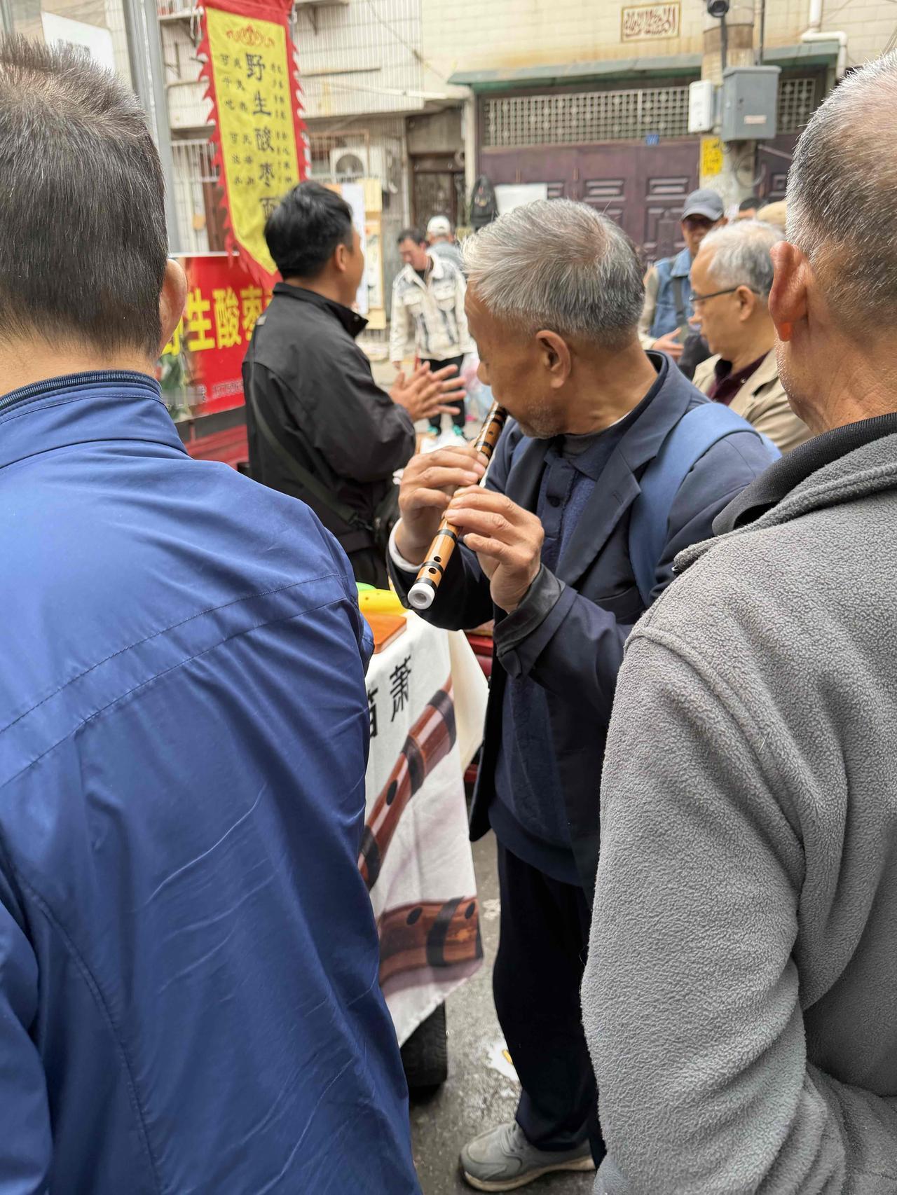 上周日，我逛西安档子，在西仓西巷，看到售卖笛子的摊上，有几位爱好者在选购，就不由