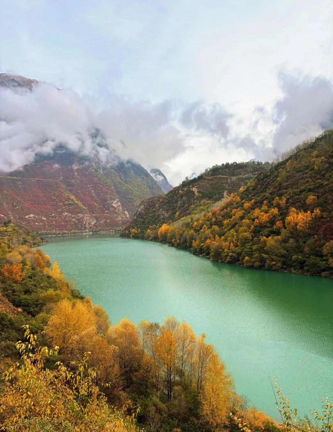 ⛰️松坪沟很美已回 | 期待明年的彩林吧🍂🍂
松坪沟的秋天，像是被上帝打翻的