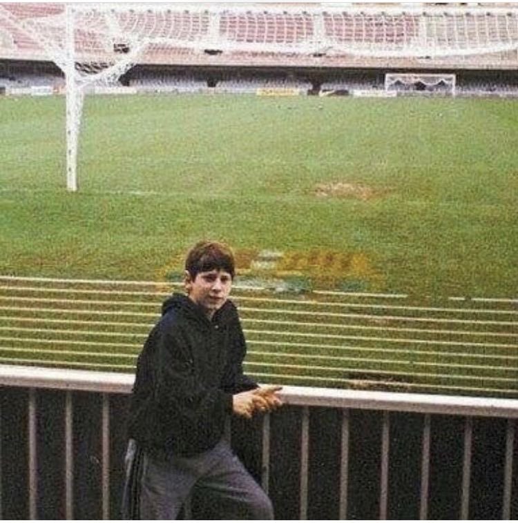 梅西[超话]  他们都问我为什么哭了……梅西晒照重返诺坎普 ​​​