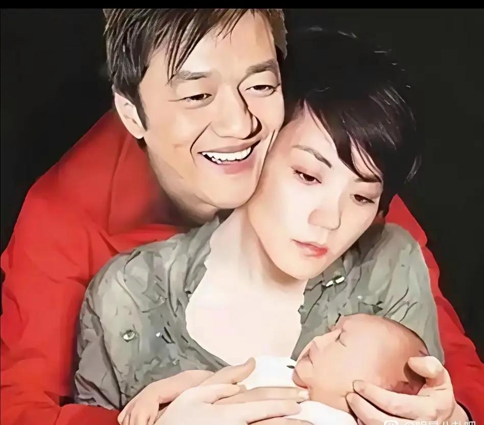 李亚鹏一脸幸福的抱着王菲，王菲面无表情的抱着刚出生不久的李嫣，从王菲的表情来看，