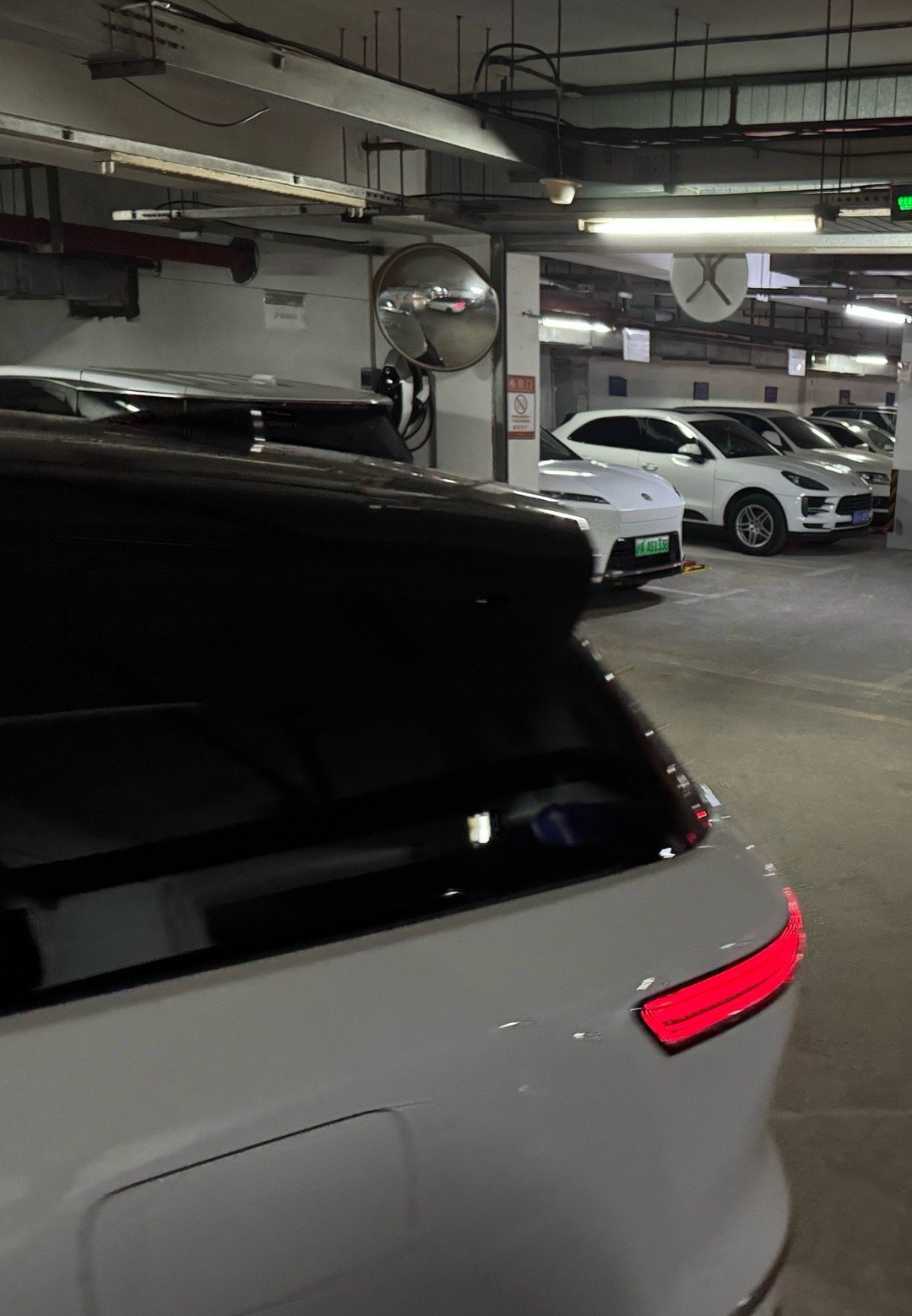 三代ES8交付量已经到了，我在小区地库，能拍到同样颜色的车撞衫的程度。新能源大牛