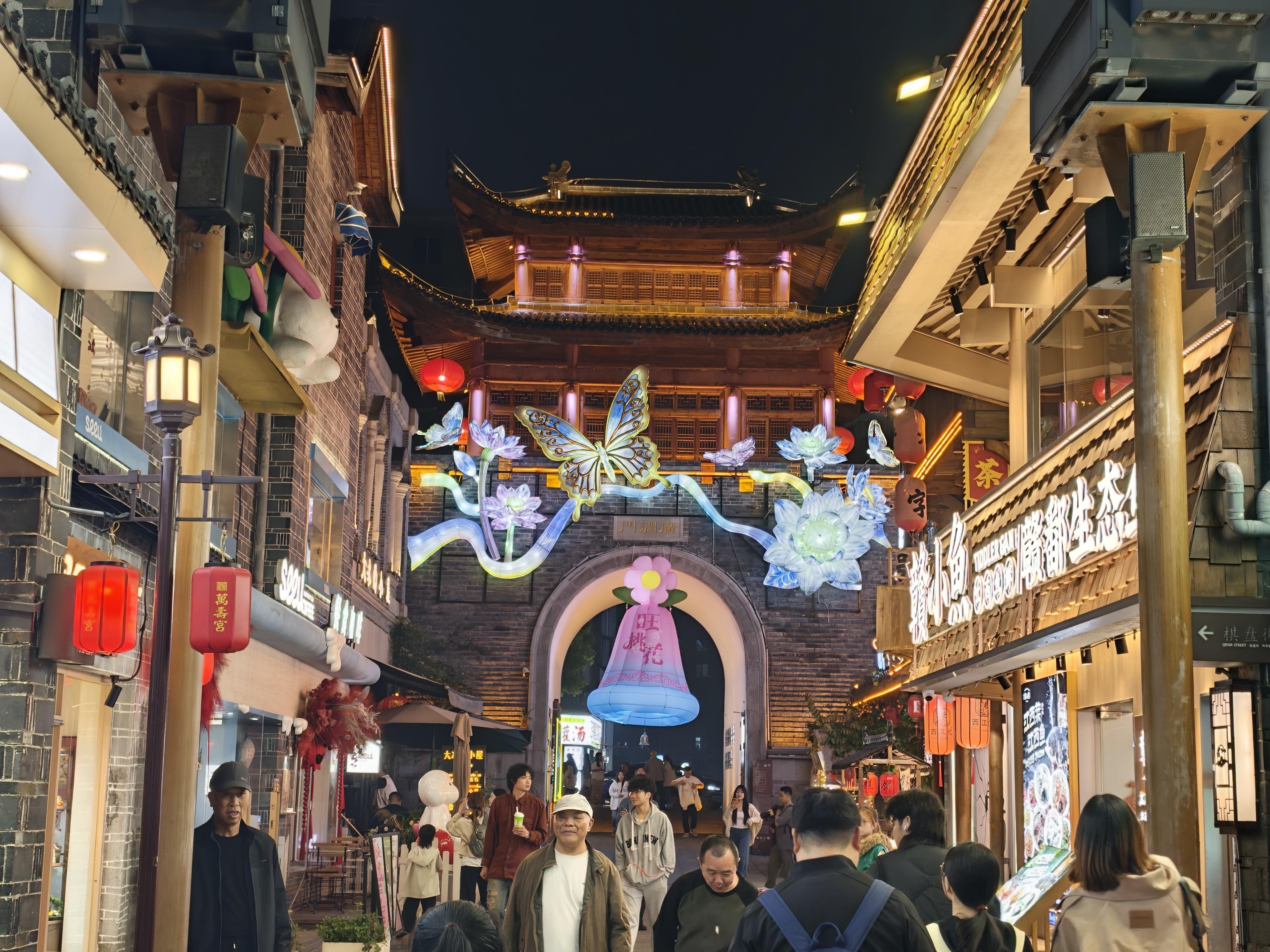 中国式现代化万千气象看江西位于南昌中山路核心商圈的万寿宫历史文化街区，作为江西历