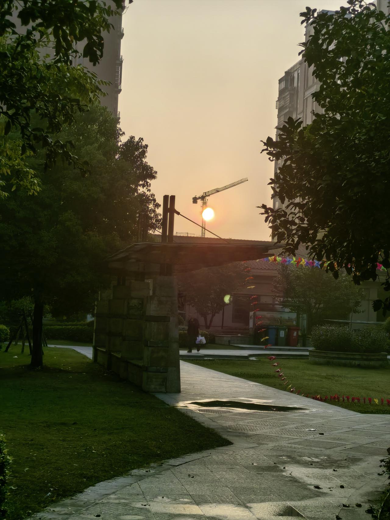 我们物业经理又大包大揽了一个项目部，钱她是挣多了，可压力却让我们替她共同分担
