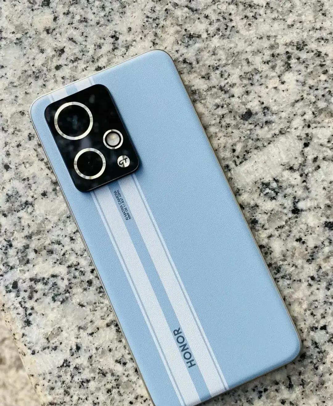 遇到这么理想的手机确实很幸运！荣耀90 GT的屏幕观感极佳，屏占比高，护眼体验出