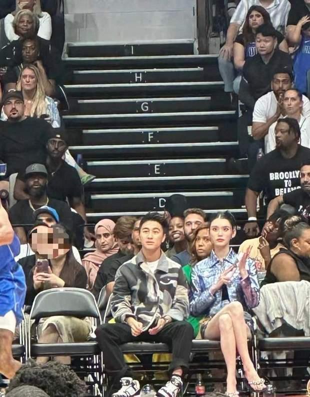 何猷君夫妇坐第一排看NBA 女方吃薯片悠哉看球
搜狐娱乐讯 当地时间10月6日，