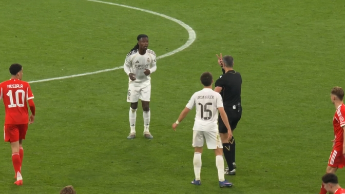 真不冤！裁判向卡马文加出牌时比了个“2”，示意他已两次拖延