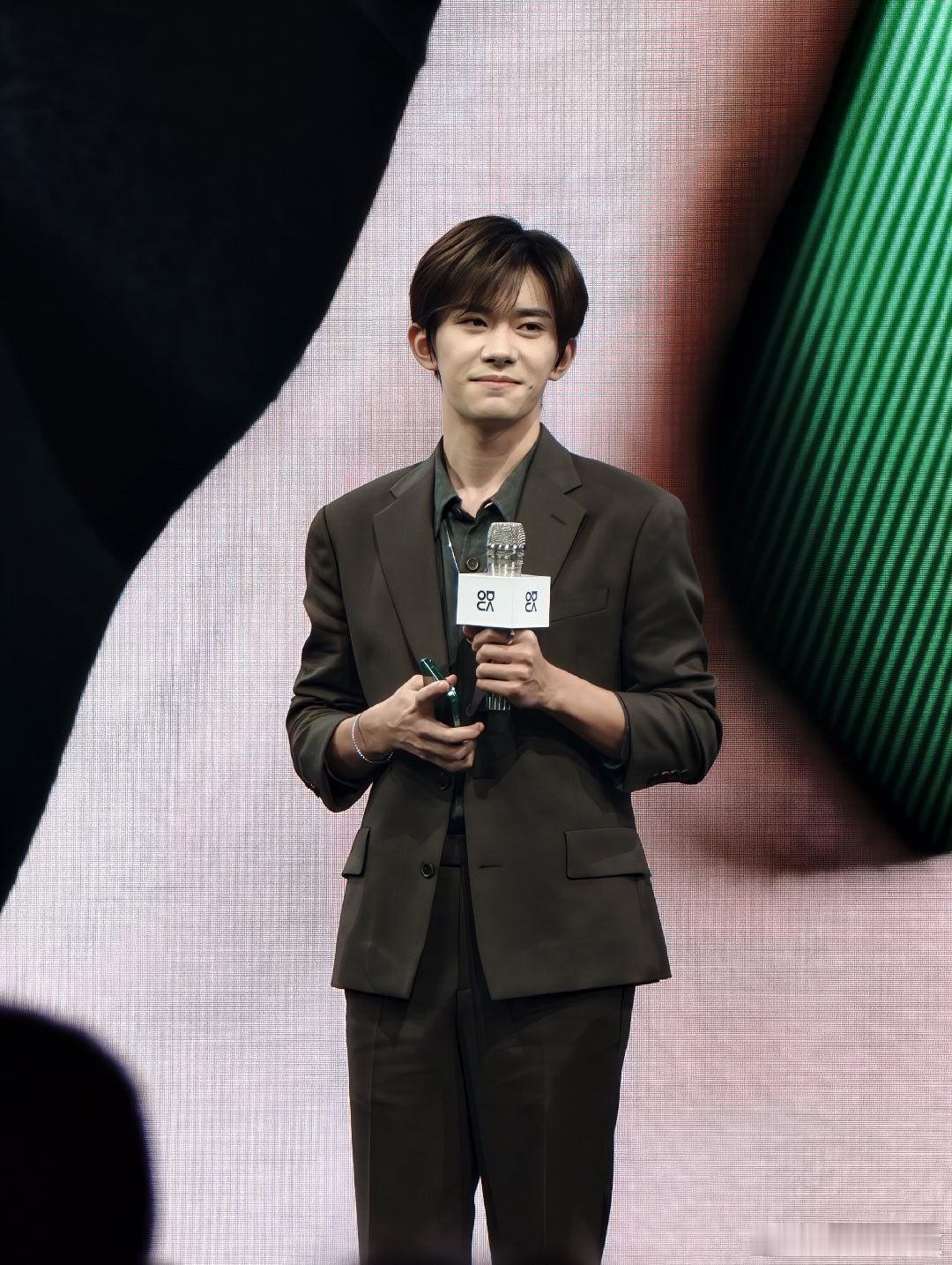 华为nova15及全场景新品发布 易烊千玺真的来了超帅易烊千玺