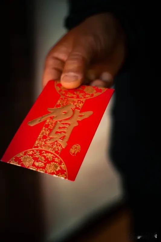 年味渐淡的当下，有人开始质疑春节存在的意义。这个本该充满温情的传统佳节，正逐渐演