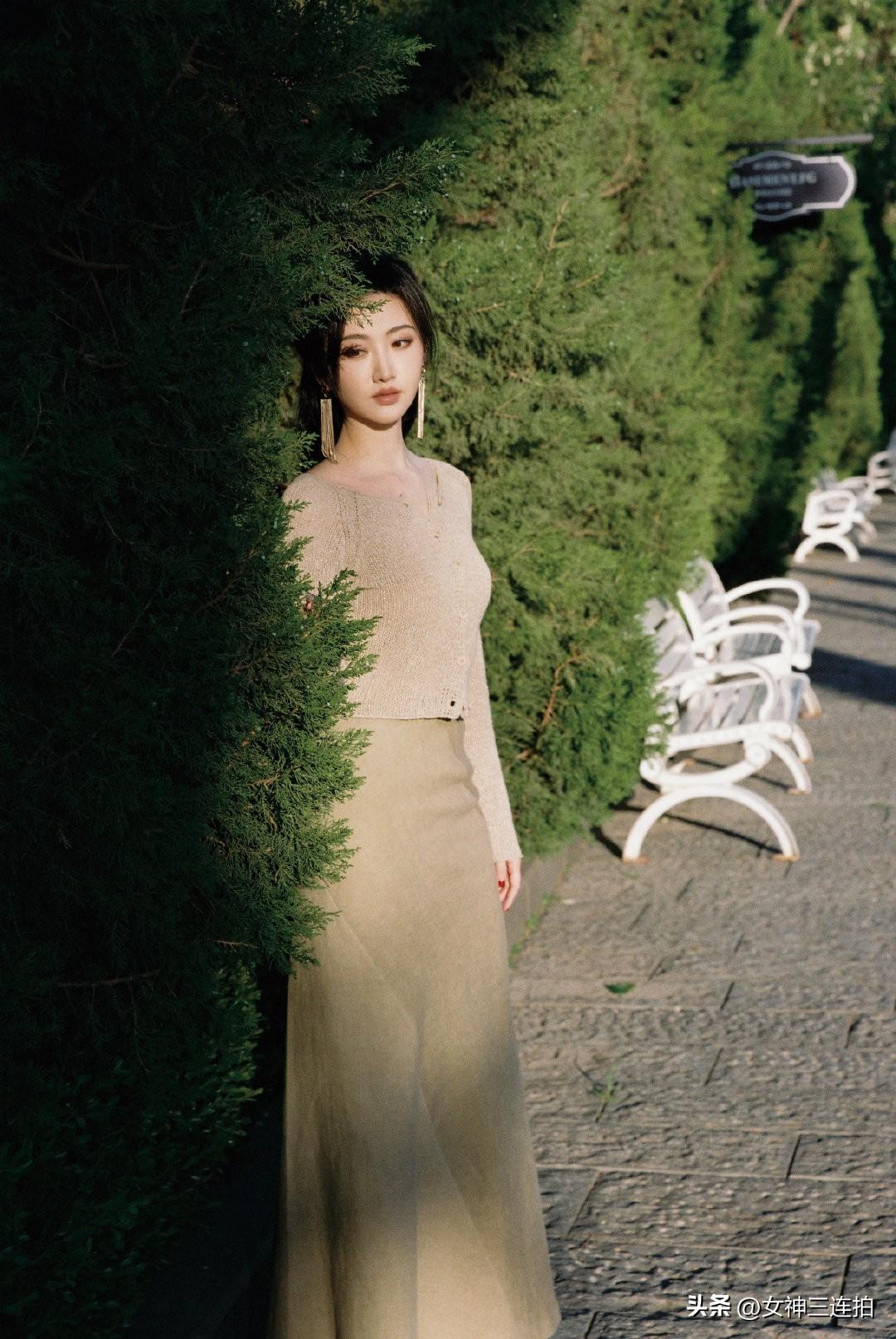 优雅漫步在绿意盎然的林荫道，感受自然的宁静与美好。