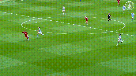 永不放弃！胡桑诺夫真不愧是亚洲硬汉，这个回追萨拉赫，翻滚起身再到转身铲球，动作连