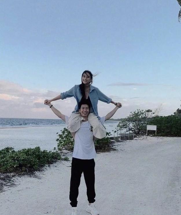 窦骁挺浪漫的，他和何超莲海边照甜蜜蜜，何超莲连发丝都是美丽的。