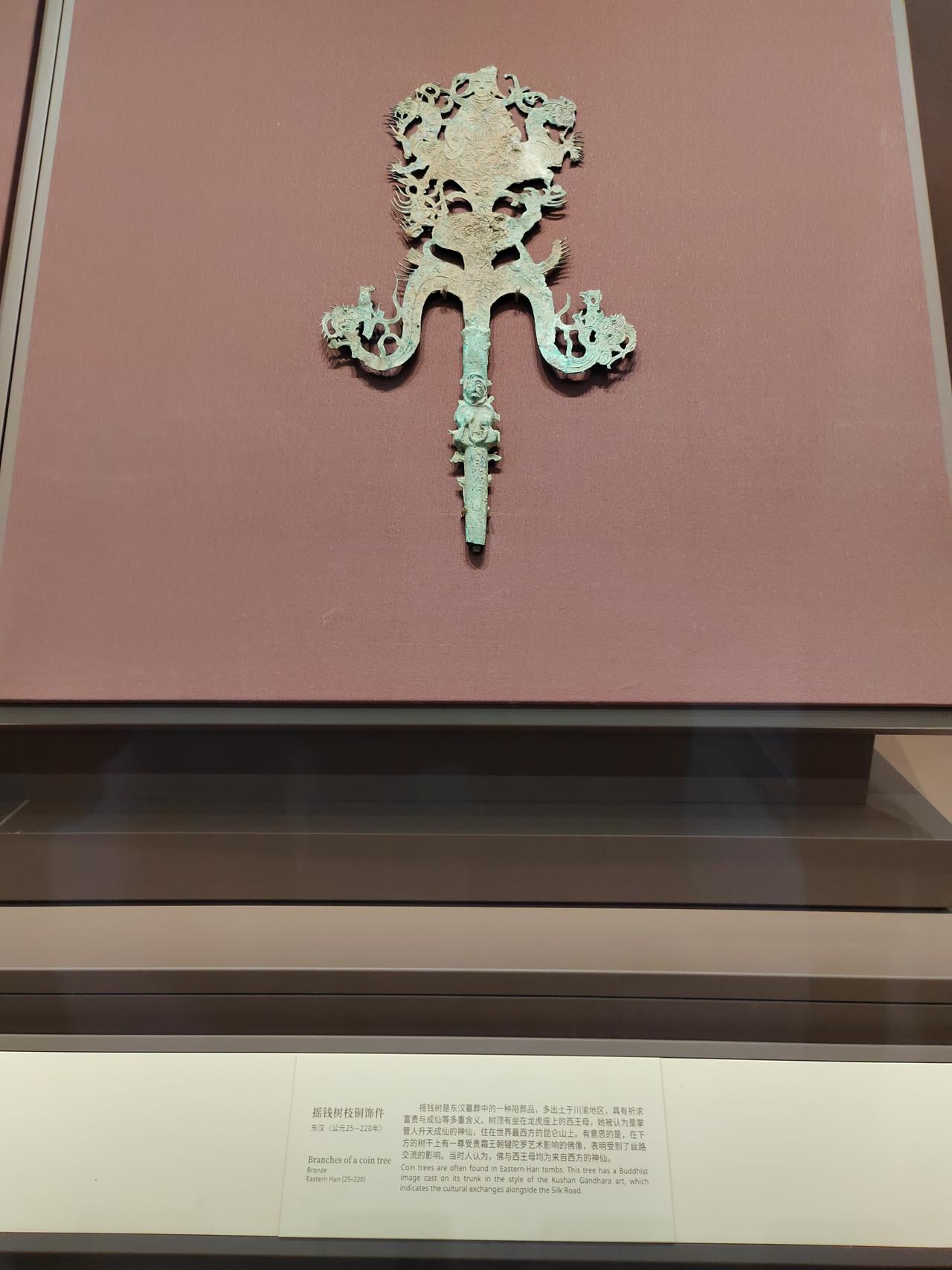 这两天我手机里被推的都是“吃瓜蒙主”视I频。因为重新解读《红楼梦》，指出小说里隐