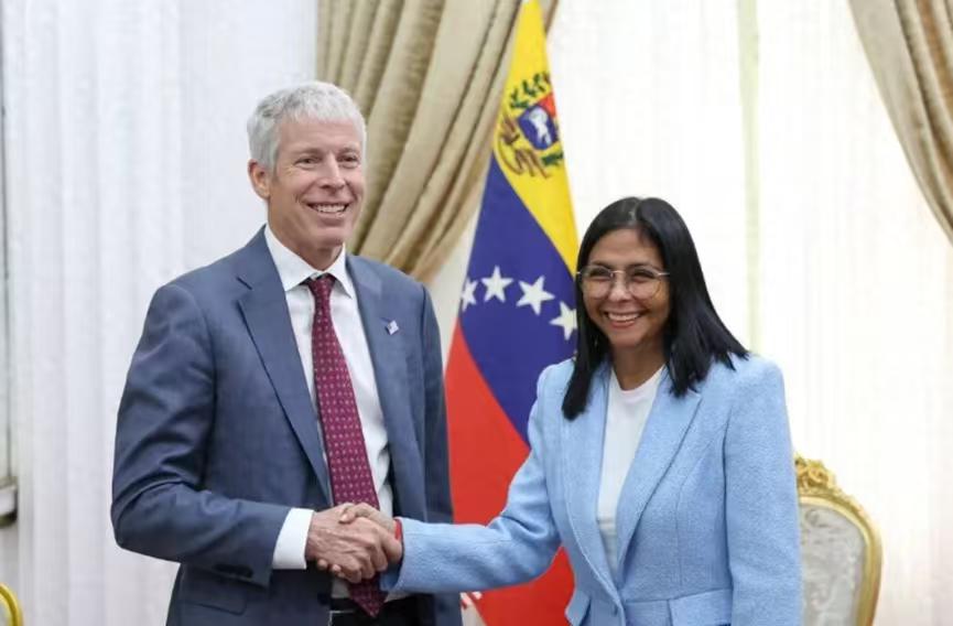 现在才明白罗德里格斯的真实立场，她硬是忠于马杜罗的！之前的顺从，不过是实力悬殊下