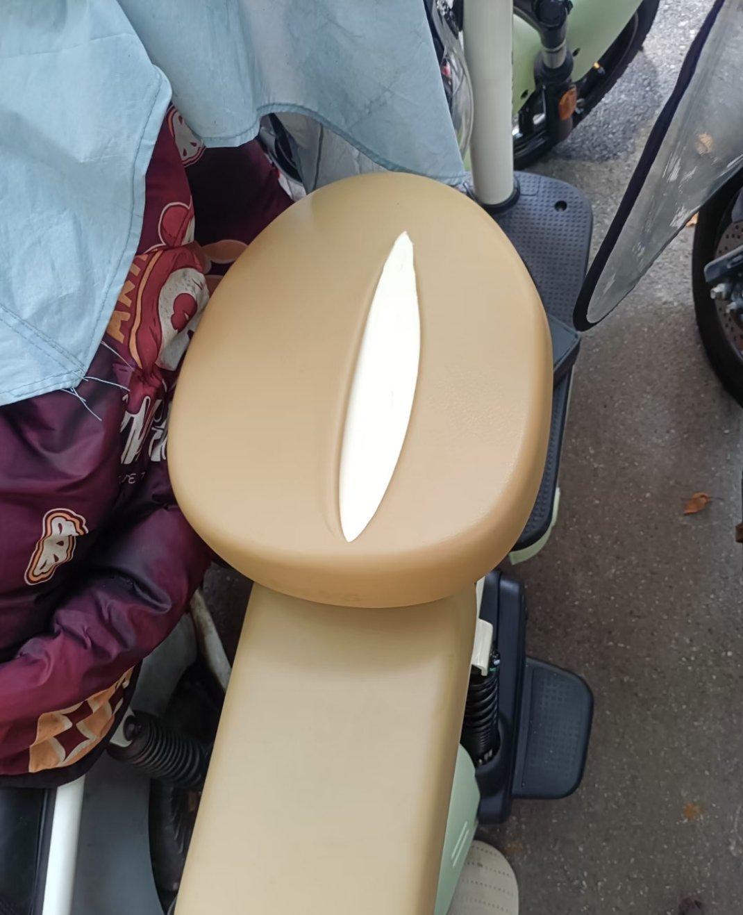 该怎么释怀可能是我太脆弱了，我无法接受我的车子被人划成这样，每每想起就痛不欲生，