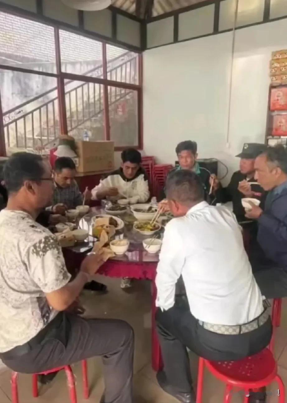 吞吞敏准将被判死刑，这是所有人都没有想到的事。
缅军开始清算投降将领敏昂莱彻底疯