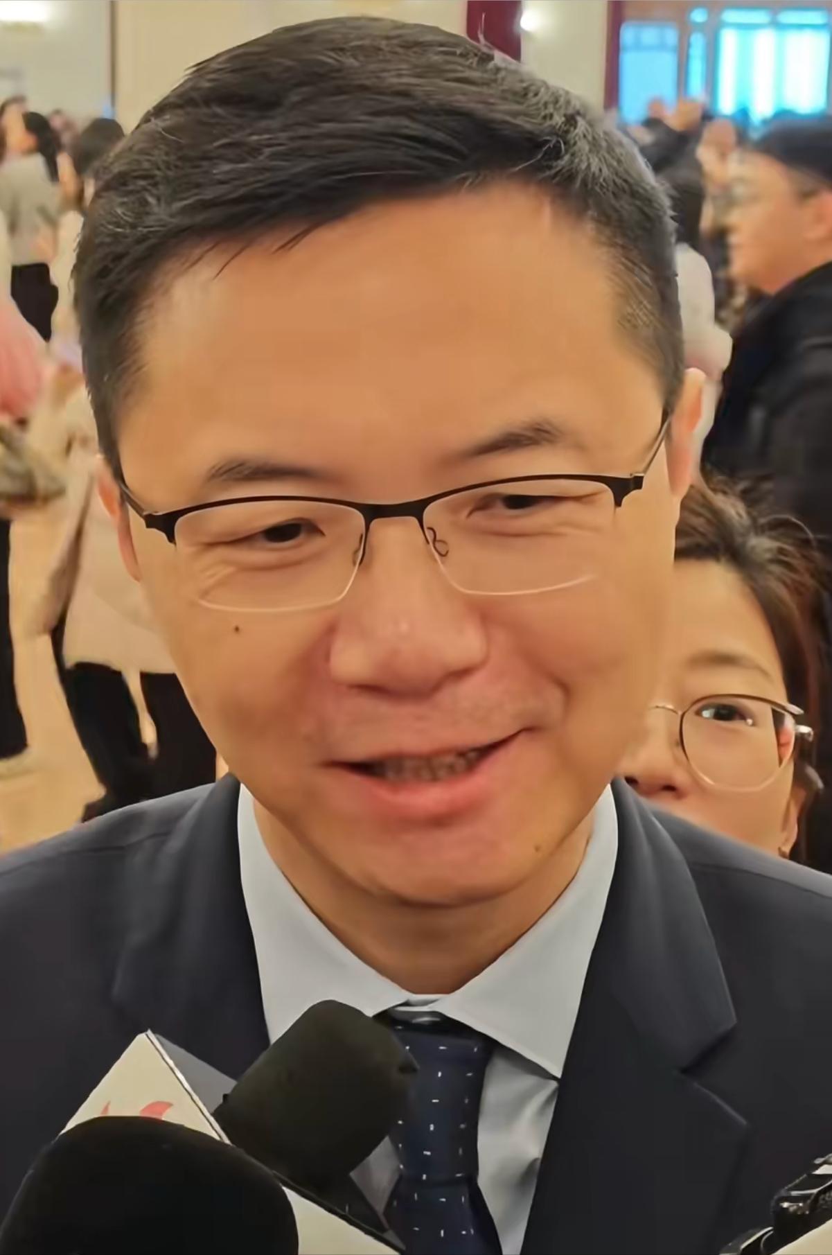 直到看了两会，

才知道，原来在香港，调休这个东西是不存在的，香港的法定假期比大