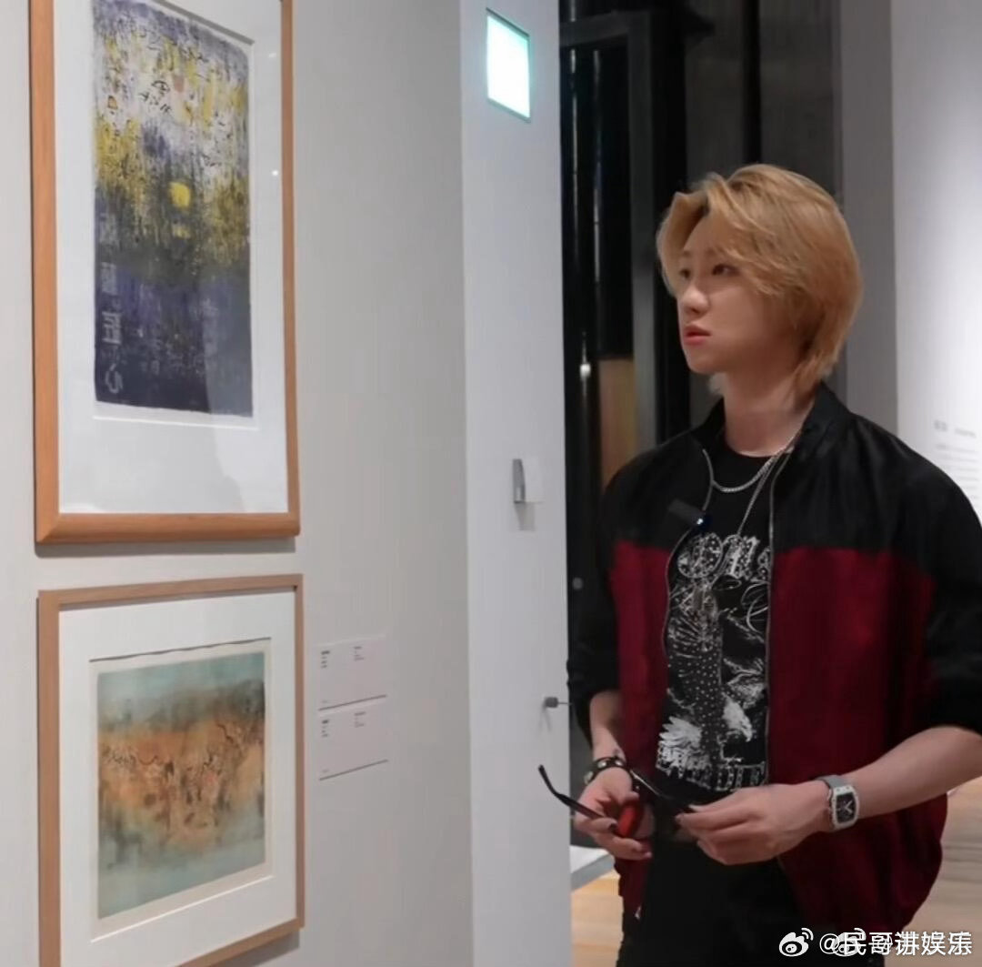 谁来管管徐明浩的幽默感时尚酷盖与幽默达人无缝切换！看展时气场全开，直播里“人皮内