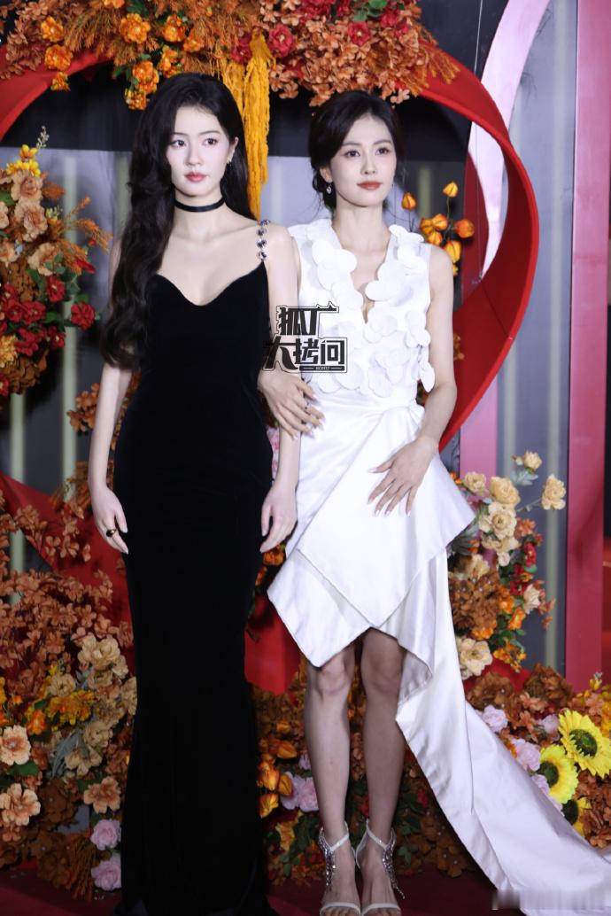 白鹿温柔小百合  白鹿vs蜡像  白鹿参与此次蜡像揭幕活动了，一袭白裙的她宛如温