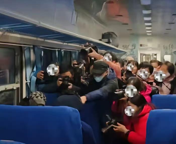 气愤！彝族老人列车上遭“镜头霸凌”，别让好奇变成伤害
 
列车上的偶遇本应是温暖