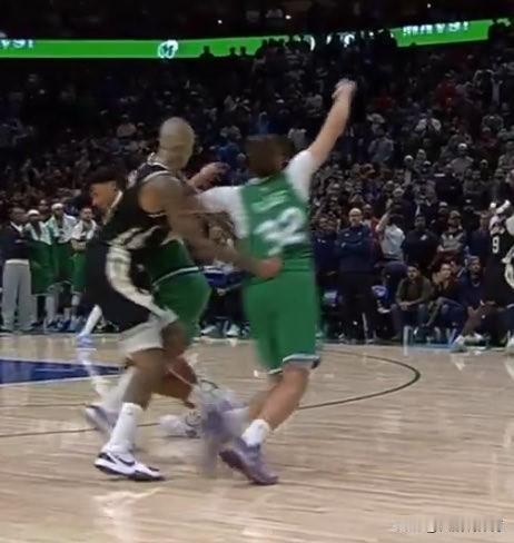 太为弗拉格这个球愤怒了，独行侠114-116惜败雄鹿，这场比赛关键时刻出现了让球