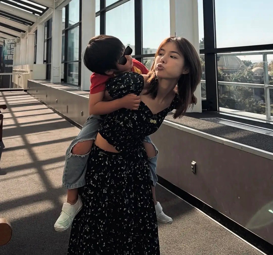 苏醒老婆带娃在北京上夏令营，两个儿子都是锅盖头，廖语辰背着3岁老二十分宠溺。结婚