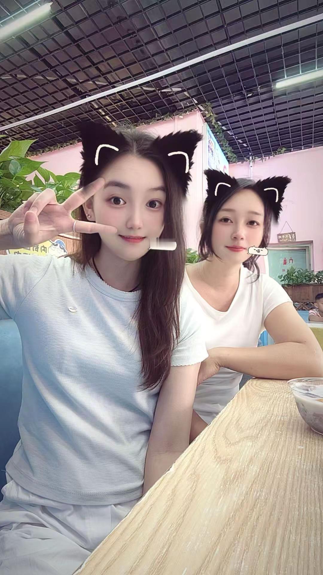 生日快乐，我的闺蜜！愿你的笑容永远如此迷人，愿你的生活永远如此精彩纷呈生日快乐
