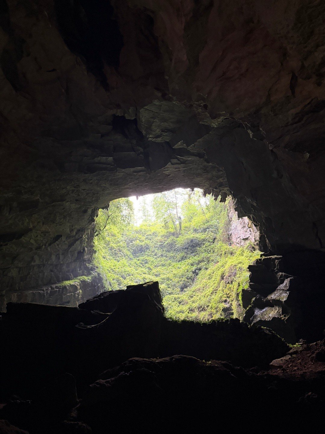 我尼玛，刚刚经历了大雨泥地徒步重型越野，去了一个100年前的土匪洞。这期游记太凶