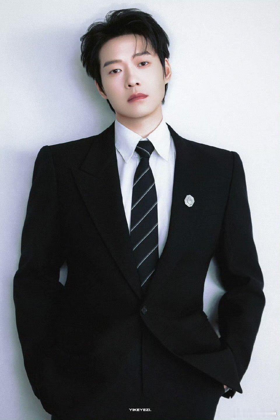 魏大勋前脚微博之夜后脚晚高疯主打一个无缝切换！红毯霸总气场两米八，综艺里蝎子摆尾