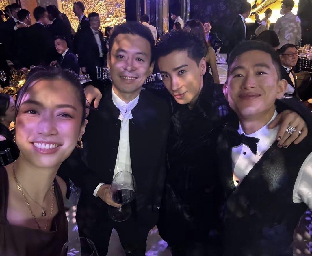 霍启仁带未婚妻参加好友婚礼  霍启仁带未婚妻参加好友婚礼，女友很漂亮。 