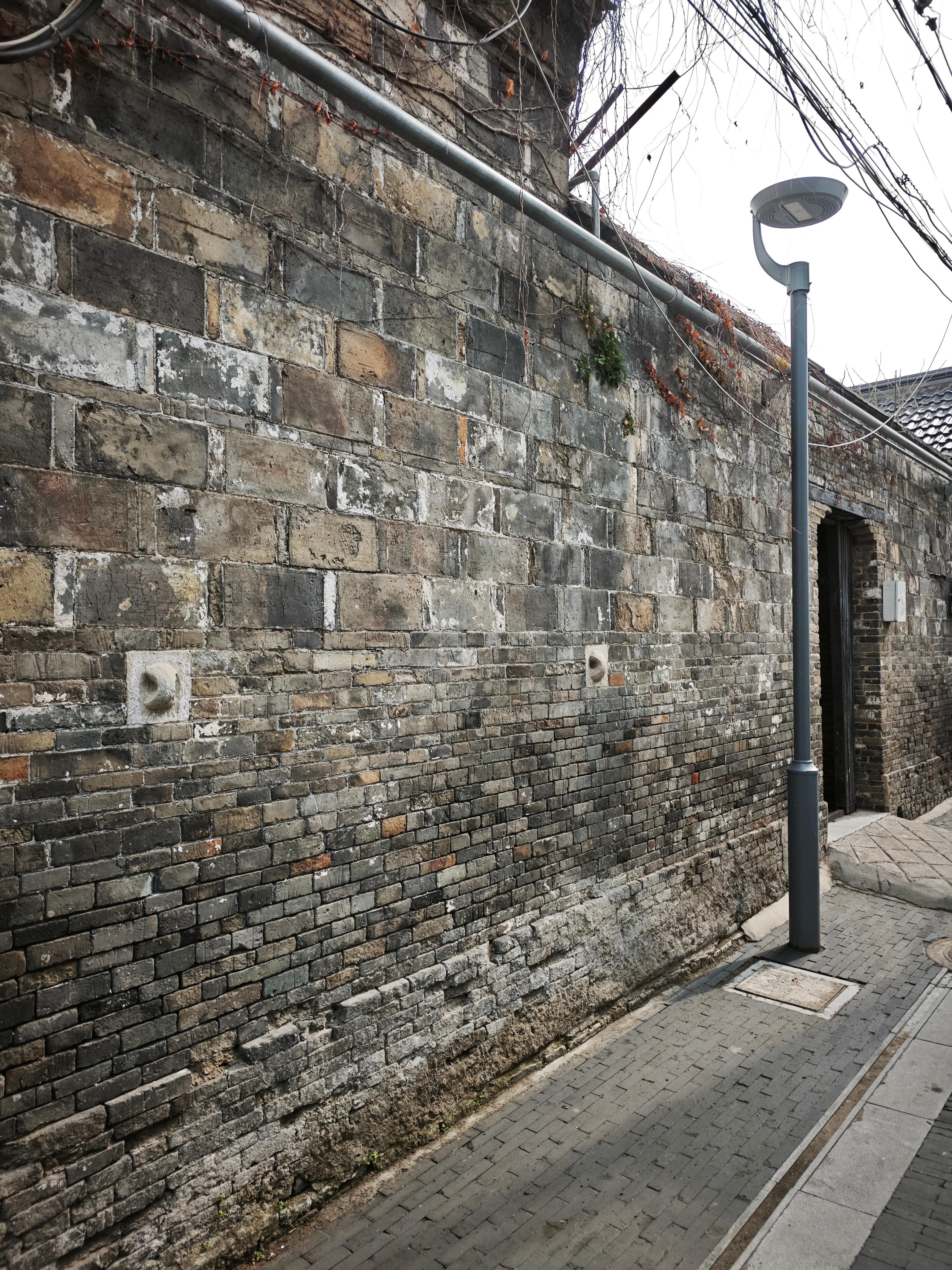 热气腾腾的中国年【稀奇！墙里长出个拴马桩】在江苏省扬州市区大东门桥附近，有一条名