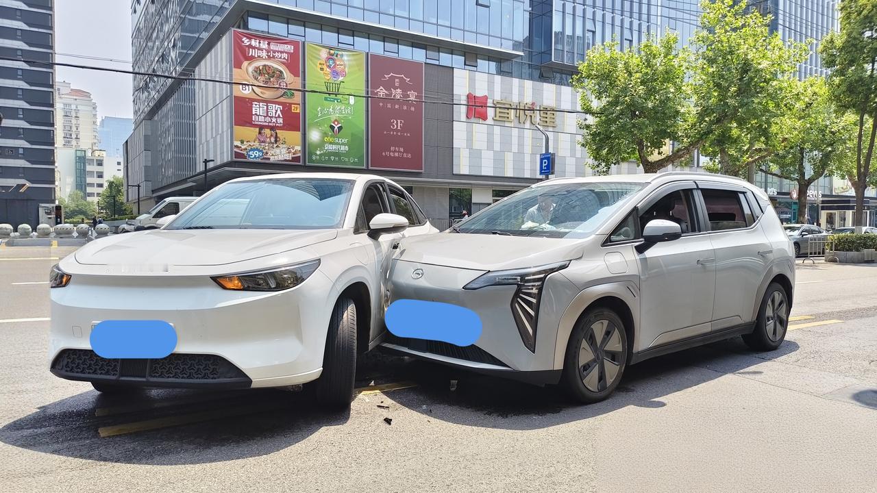 快报：今天上午11：30左右，两辆电动汽车，在南京鼓楼区南瑞路宜悦里门前发生碰撞