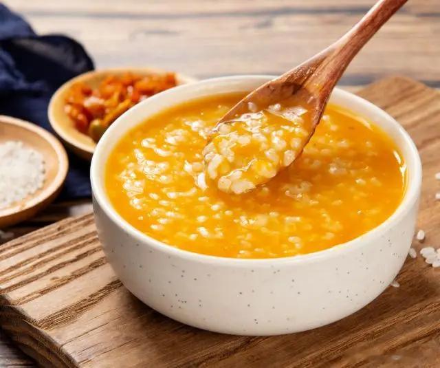 养胃的食物推荐菠菜—补血利便菠菜味甘性凉，能润燥养肝，益肠胃，通便秘。《食疗本草