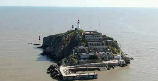 江苏连云港黄海深处，有一座0.013平方公里的孤岛开山岛。风吼雷鸣，夜黑如墨，这