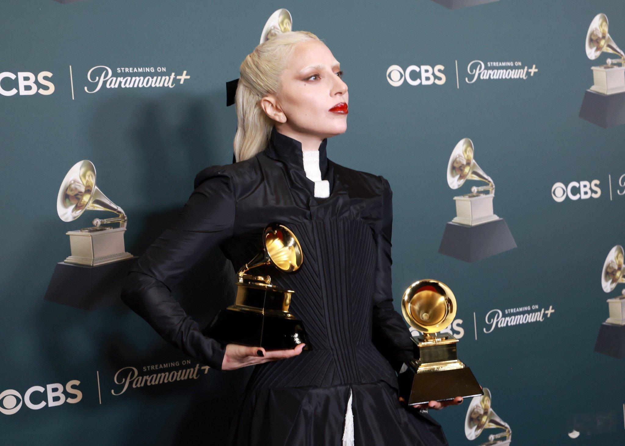 格莱美 Lady Gaga把「ICE OUT」胸针别在蝴蝶结发饰上👸🏼 