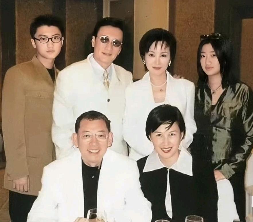 90年代的谢贤携全家和英皇老板杨受成夫妇的一张合影。
谢贤和杨受成是相交50多年