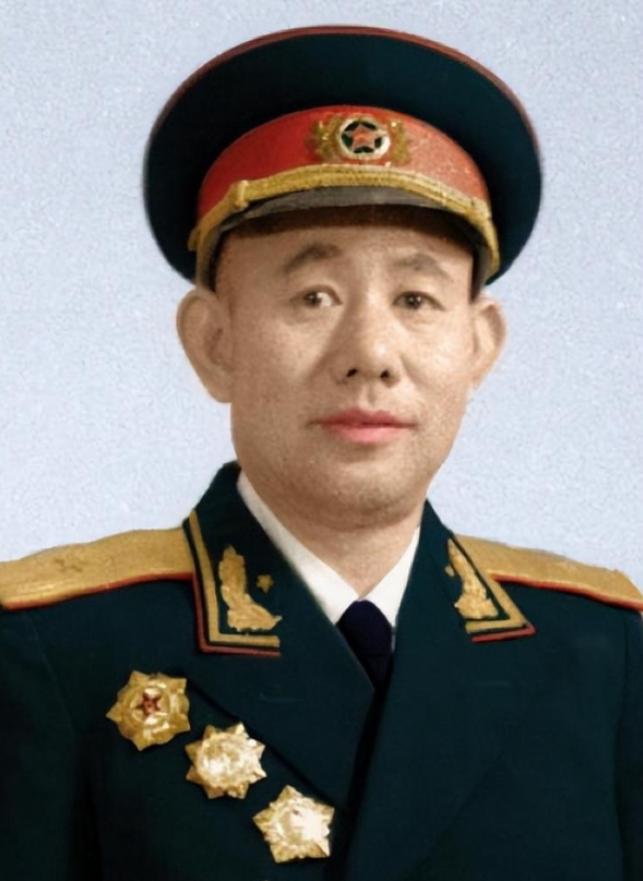1951年，一群志愿军在撤退时，猛然发现眼前狭隘的山谷中，竟出现了成千上万个美军
