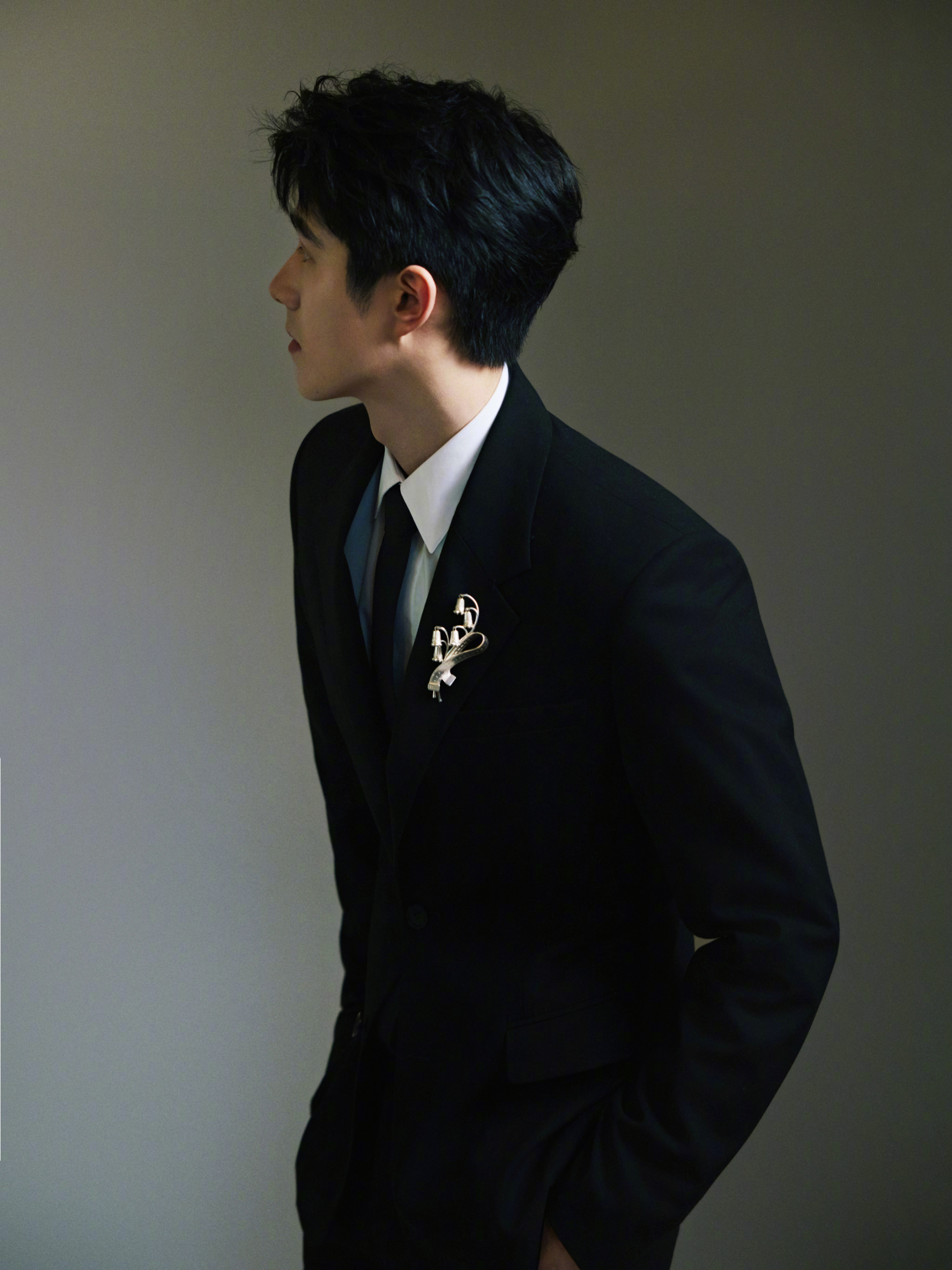 刘昊然 今日 亚洲电影大奖 造型图集，身着Dior黑色西装，点缀一枚铃兰胸针，没