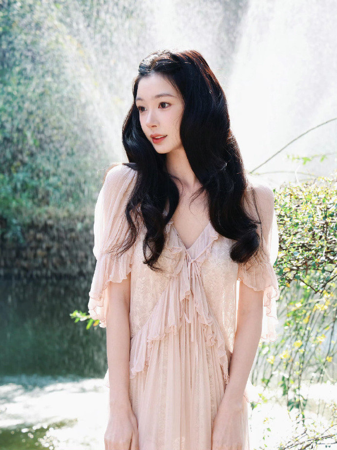 孔雪儿易梦玲同款粉裙孔雪儿易梦玲撞衫了 孔雪儿追剧团穿的粉裙和易梦玲告白路透的粉